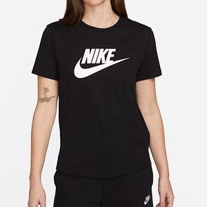 NWT Nike Sportswear Essentials Logo T-Shirt